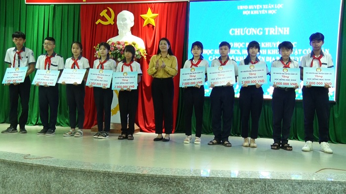 Xuan Loc awards scholarships to disabled students and students in difficult circumstances