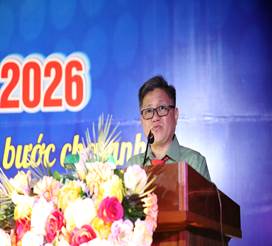 Có thể là hình ảnh về cái bục và văn bản cho biết '2026 bước cが inh'