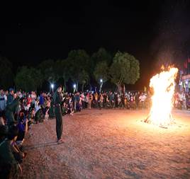 Có thể là hình ảnh về ngọn lửa và đám đông