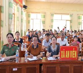 Có thể là hình ảnh về một hoặc nhiều người và văn bản cho biết '動 한달면 XÃ AN XÃANVIỄN XÃANI VIÊN'