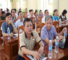 Có thể là hình ảnh về một hoặc nhiều người và mọi người đang học