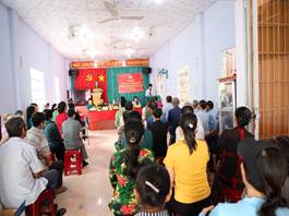 Có thể là hình ảnh về một hoặc nhiều người, cây, đám đông và văn bản