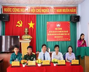 Có thể là hình ảnh về một hoặc nhiều người và văn bản