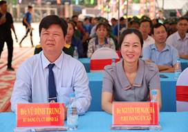 Có thể là hình ảnh về một hoặc nhiều người và văn bản