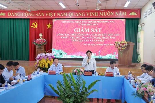 Có thể là hình ảnh về cái bục và văn bản